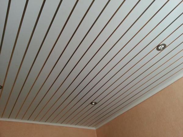 Продольное расположение панелей на потолке облегчает работу по обрезке элементов