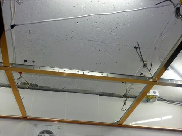 Несущие рейки можно соединить между собой и использовать для установки потолка в крупных помещениях