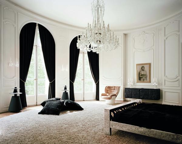 Черно-белые шторы хорошо вписываются в большие помещения, сделанные в классическом стиле 