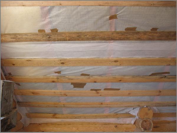 Гидроизоляция потолка и стен в деревянном доме осуществляется следующими материалами: минеральная вата, полиэтиленовая пленка, рубероид и гидроизол