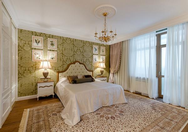Для классической спальни стоит выбирать не монотонные обои, а яркие с узором