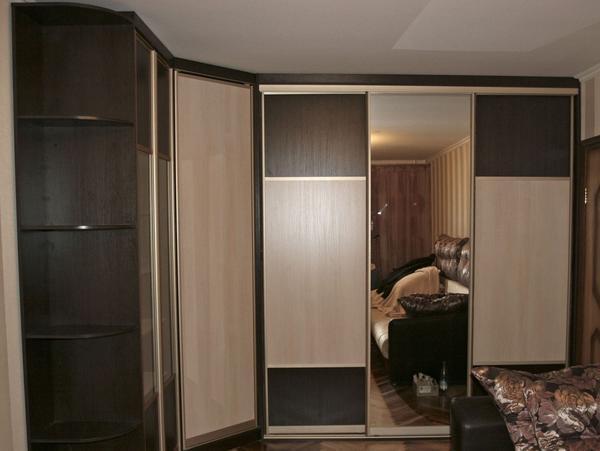 Многие предпочитают выбирать угловой шкаф для гостевой комнаты, поскольку такая мебель всегда остается модной и актуальной