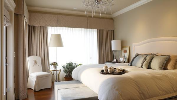 Плотные шторы в спальне позволяют наслаждаться длительным сном в выходной день