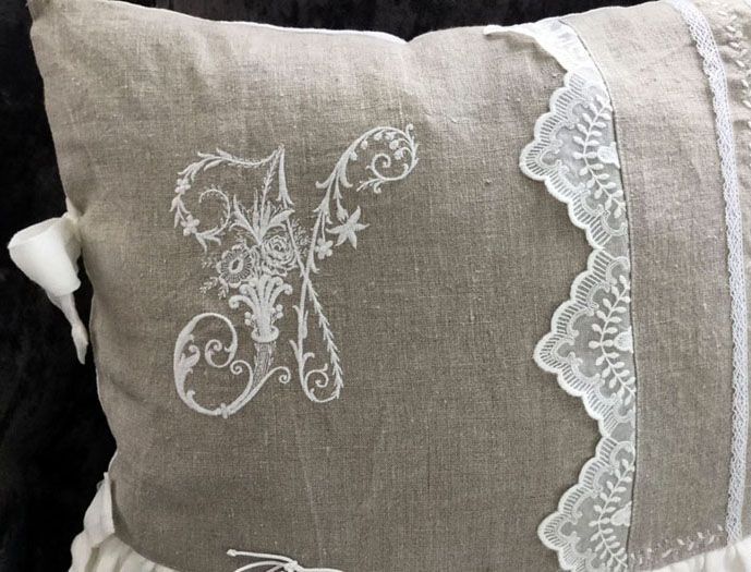 На фото наволочка на декоративную подушку своими руками, сделанная из мешковины и кружев