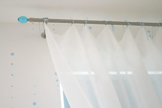 Как правильно повесить шторы и занавески в комнате