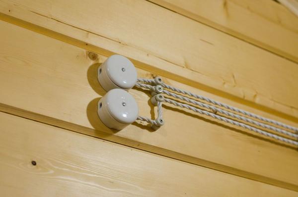 Открытая электропроводка в деревянном доме. Фото с сайта grounde.ru