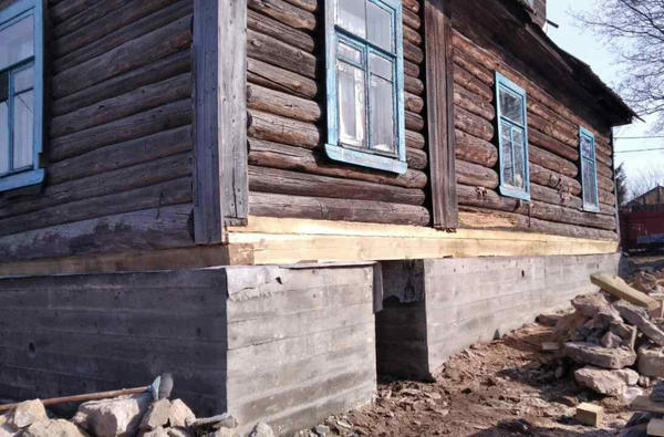 Полная замена фундамента под деревянным домом. Фото с сайта domupgrade.ru