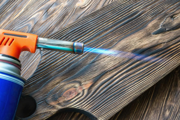 Обжиг с последующим брашированием - простой и эффектный способ состаривания древесины