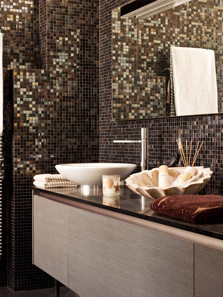 мелкая коричневая плитка в дизайне ванной комнаты