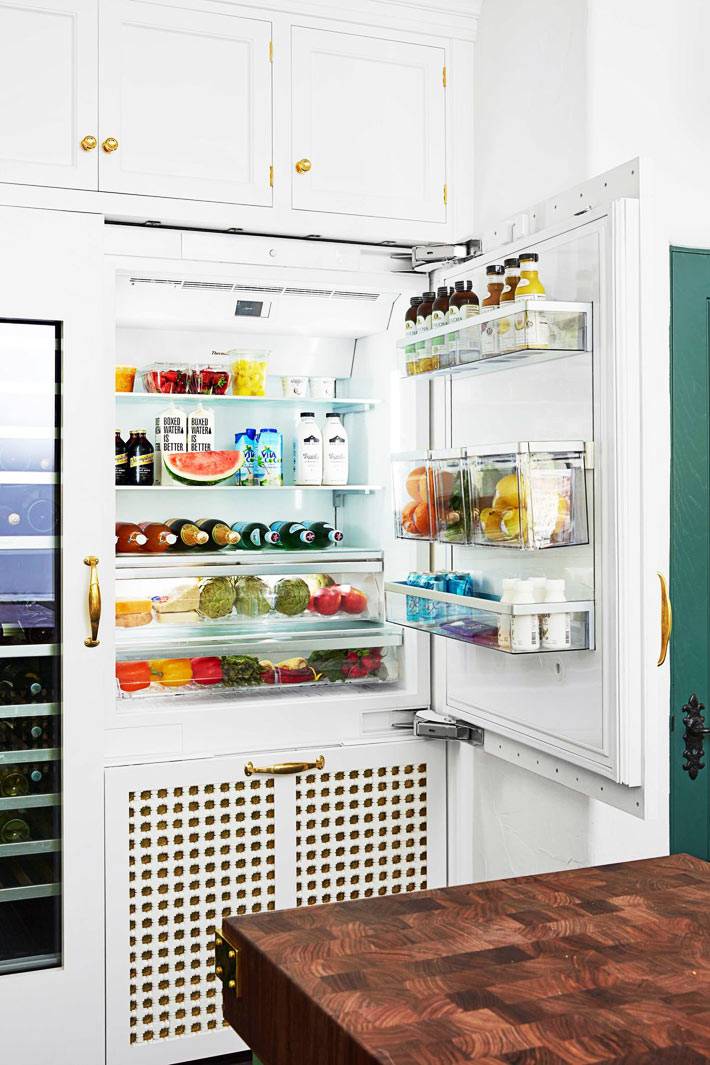 встроенный холодильник для продуктов очень большой и вместительный