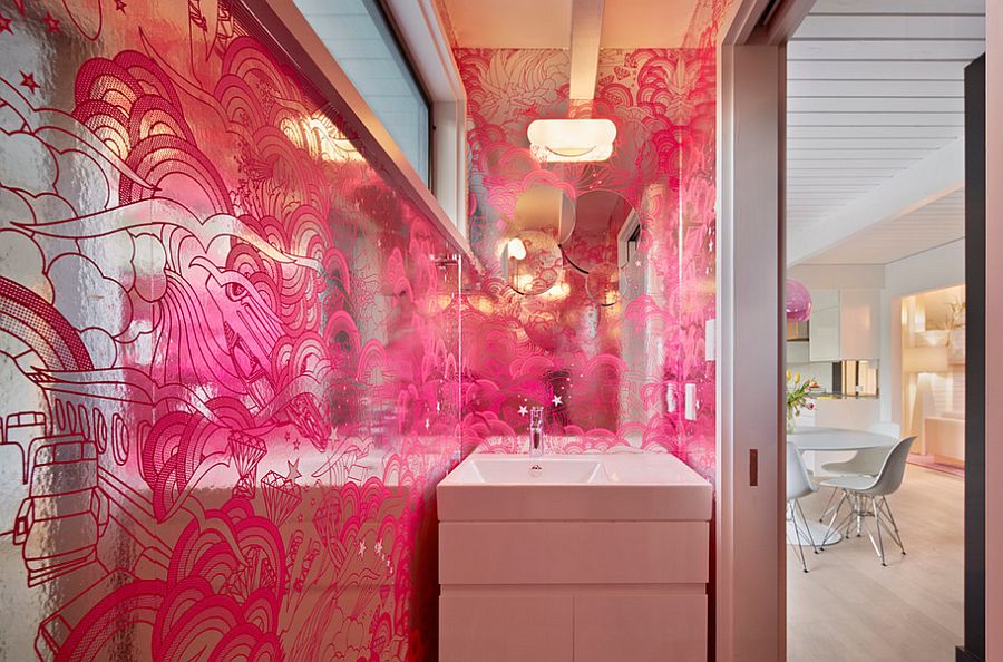 Глянцевая стена с росписью в ванной