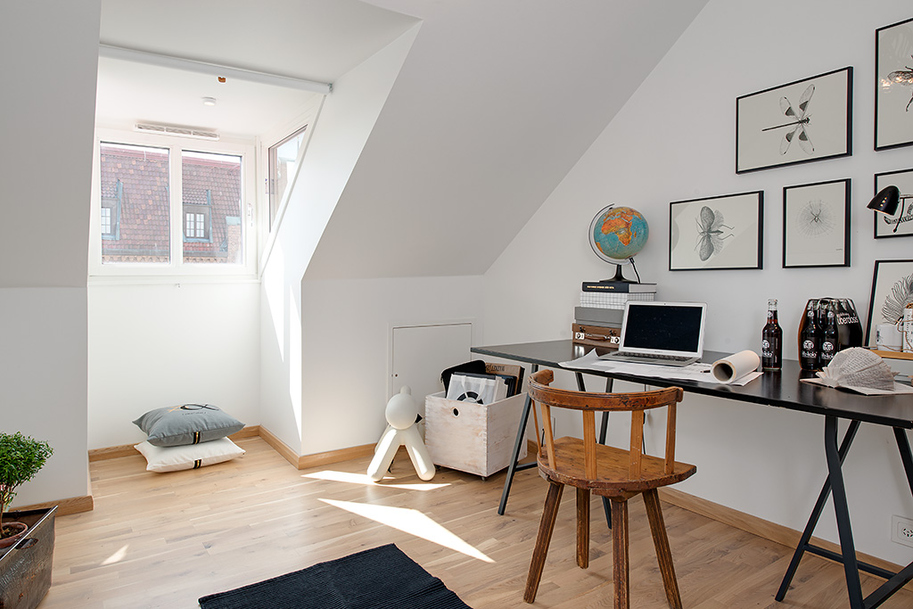 Уютное рабочее место на чердаке в небольшой квартире в Швеции