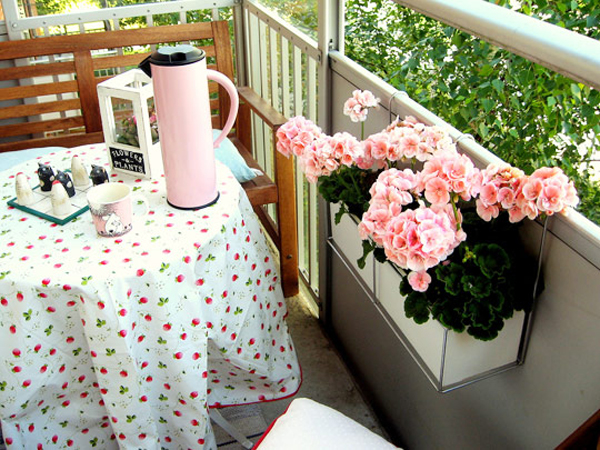 Розовые цветы на балконе