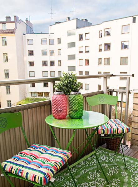 Зеленый столик и стул на балконе