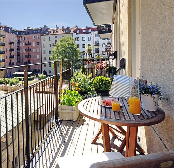 Круглый столик с соском на балконе