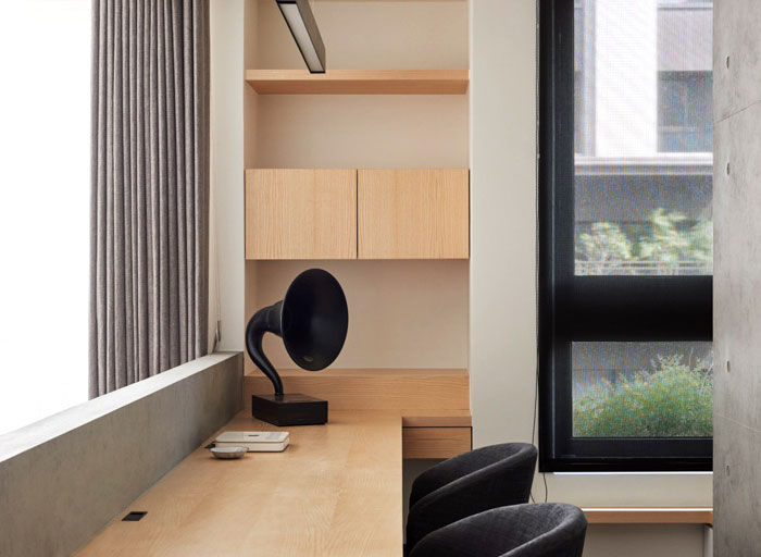 Дизайн квартиры для молодых супругов: стол в рабочей зоне