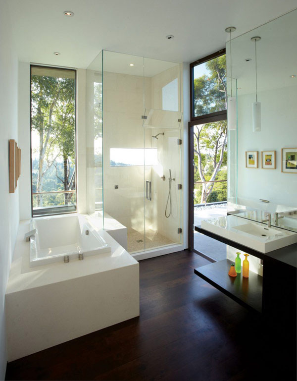 Светлый интерьер небольшой ванной комнаты с окнами