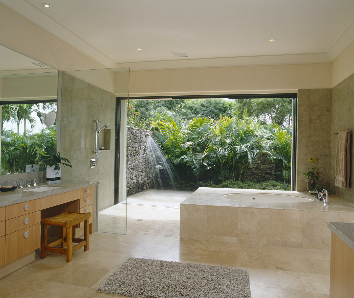 Деревянная мебель в роскошной ванной комнате в тропическом стиле