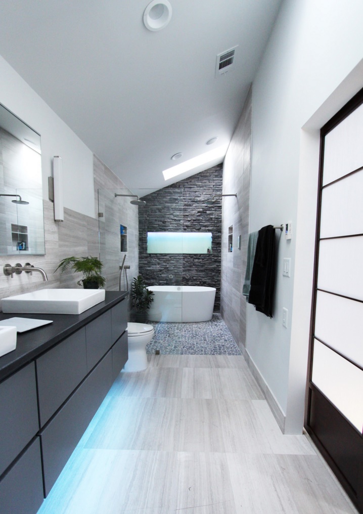 Роскошная ванная комната нестандартного размера в стиле хай-тек