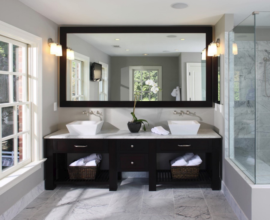 Роскошная ванная комната с деревянным комодом по индивидуальному проекту для двух раковин