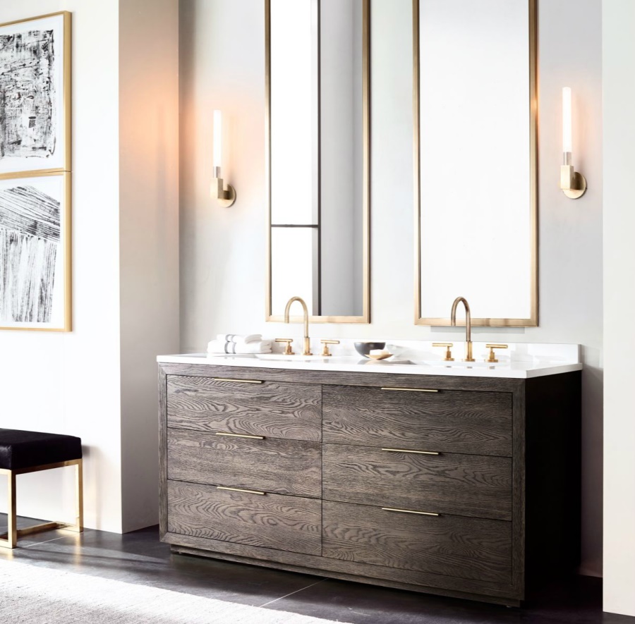 Роскошная ванная комната с деревянным комодом в стиле постмодерна