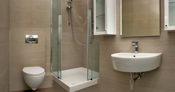 Роскошная ванная комната в бежевых оттенках с белой сантехникой