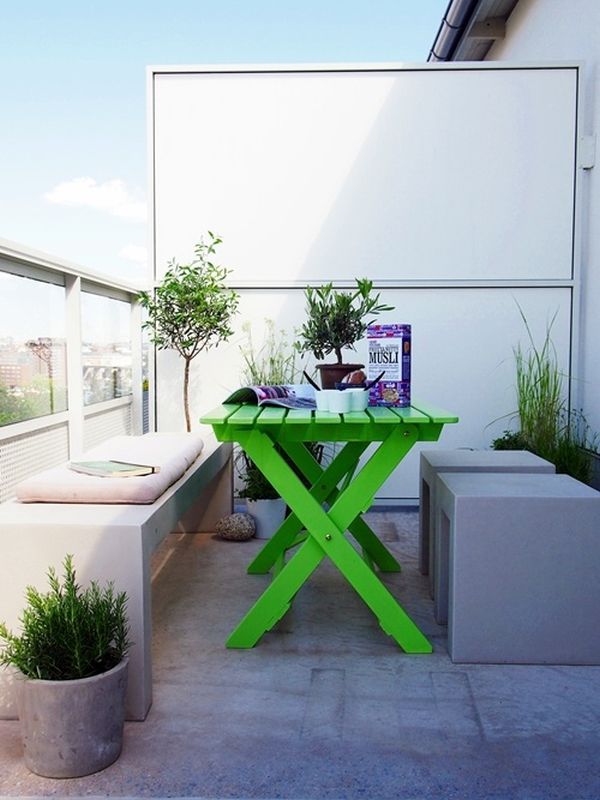 Зеленый стол на балконе