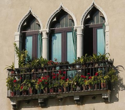 Цветник на балконе - цветник украшает фасад дома. Фото 3