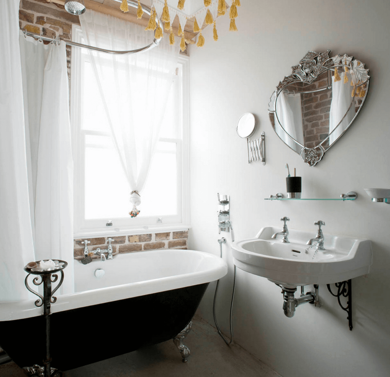 Необычная форма зеркала в интерьере ванной комнаты