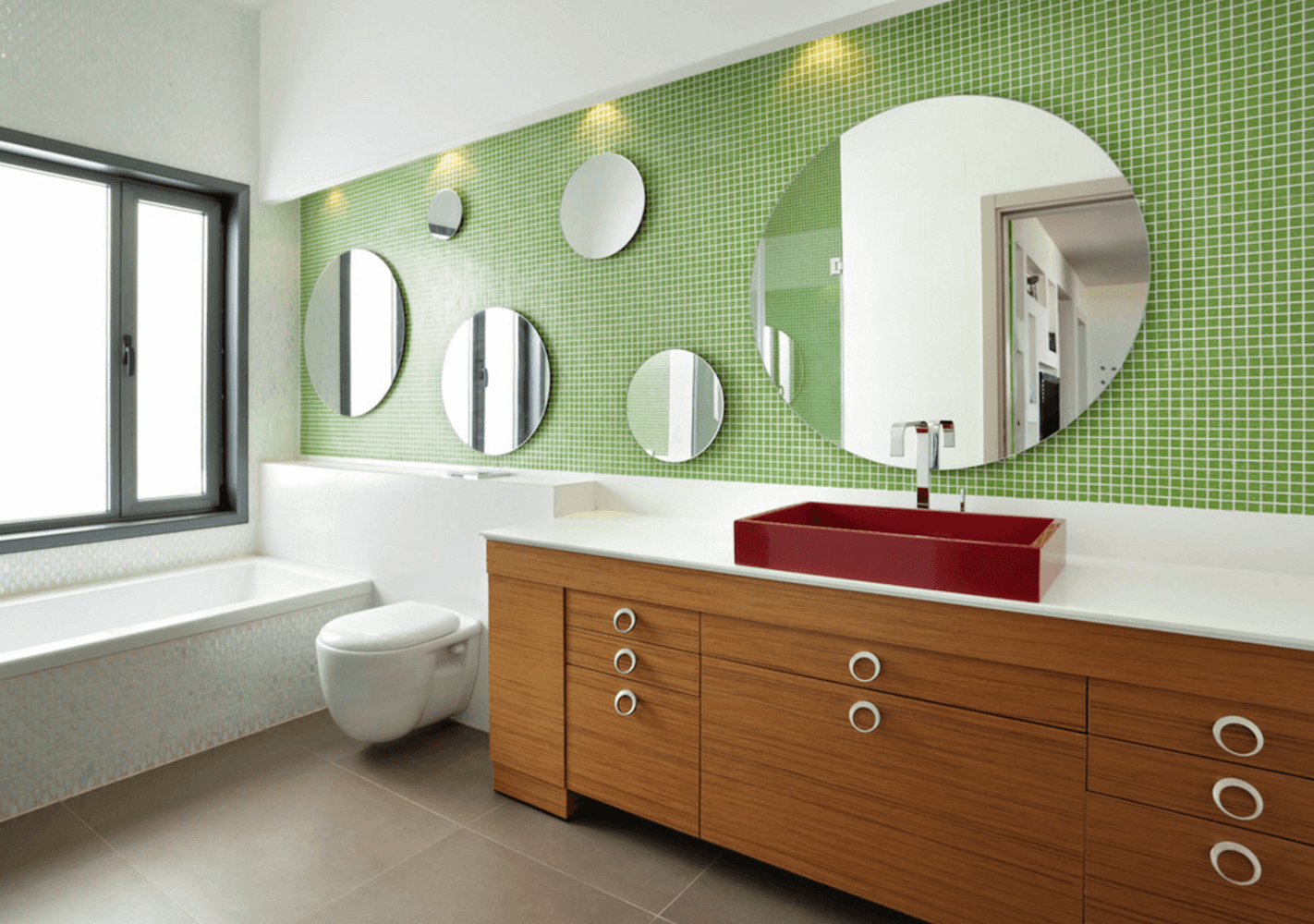 Круглые зеркала разной величины в интерьере ванной комнаты