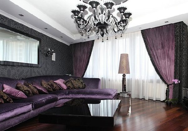 темно-фиолетовые портьеры в черной гостиной