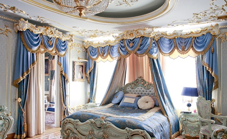 голубые портьеры в стиле барокко в спальне