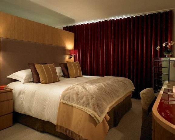 бордовые бархатные портьеры в спальне в современном стиле