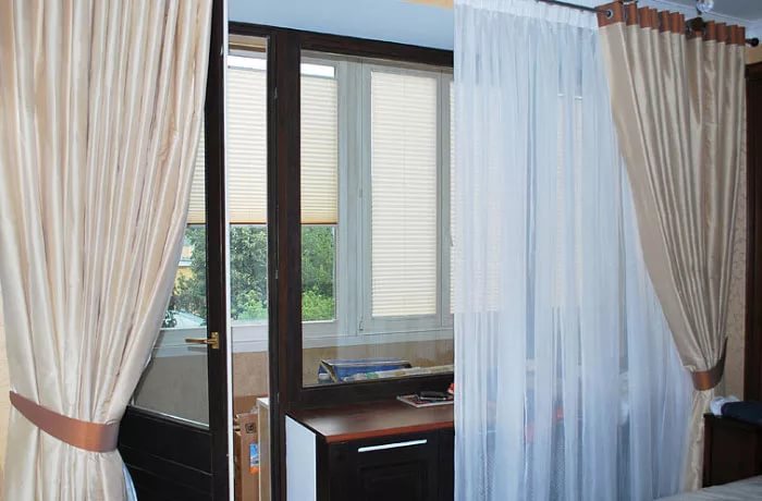 оформление окна в спальне с балконом