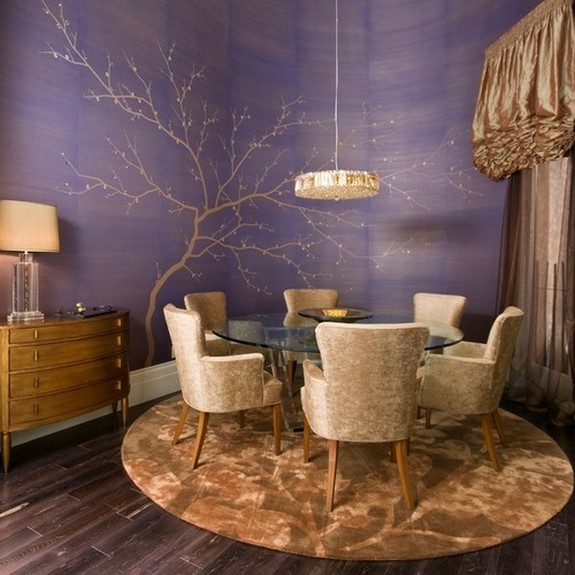 золотисто-коричневые шторы к фиолетовым стенам в столовой