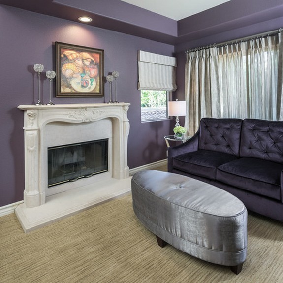 серые занавески к фиолетовым стенам в гостиной комнате