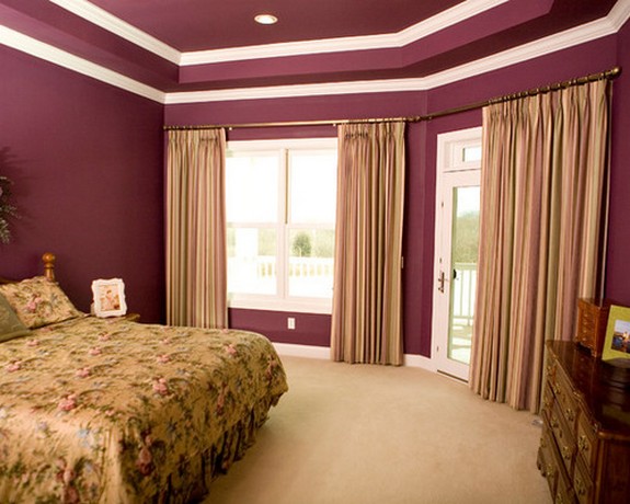 екремовые шторы к фиолетовым стенам спальной комнаты