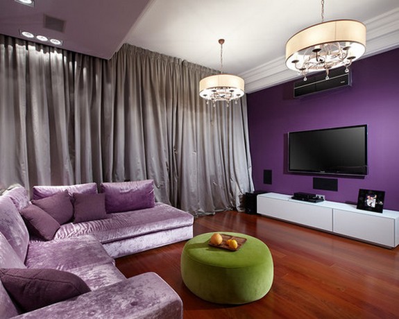 серебристые портьеры к фиолетовой стене в гостиной