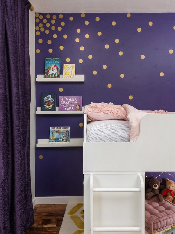 фиолетовые шторы к фиолетовым обоям детской комнаты