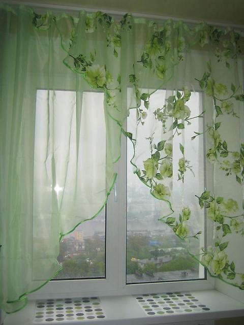 зеленые тюлевые шторы в кухне