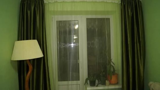 темно-зеленые портьеры с зеленым тюлем в спальне
