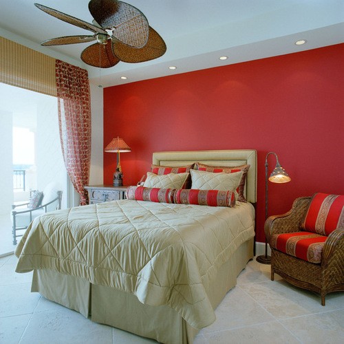 сочетание красного тюля с бежевыми оттенками в спальне