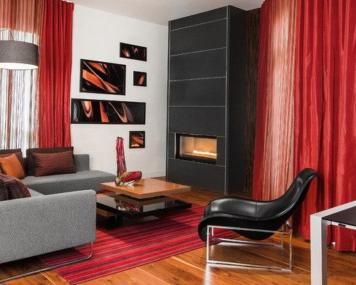 красный тюль в гостиной с черной мебелью