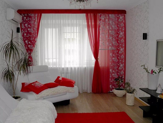 красный тюль в гостиной с белой мебелью