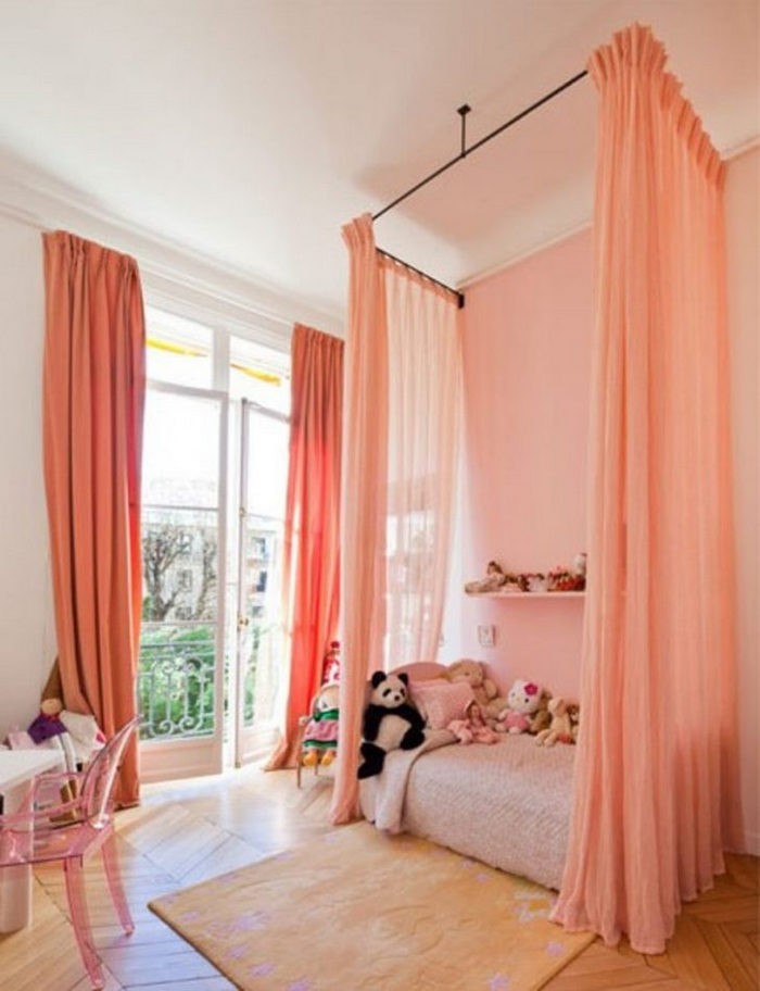 шторы персиковго цвета в детской