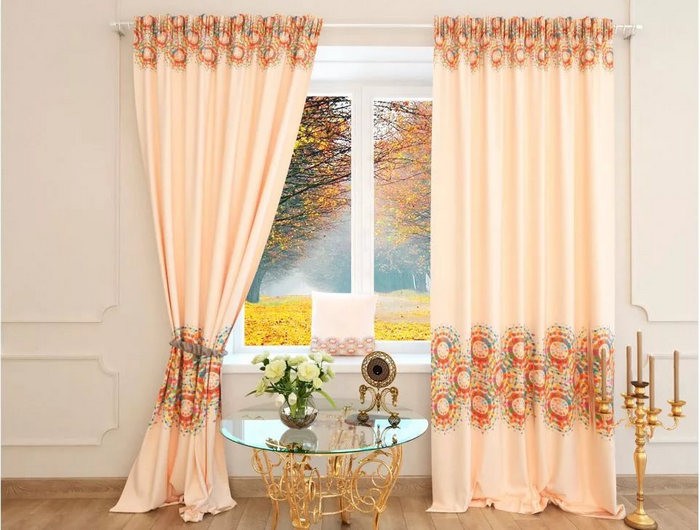 персиковые шторы с рисунком