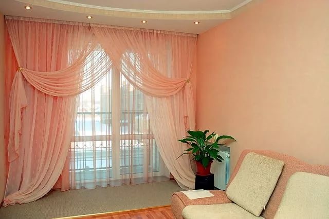 персиковые шторы и тюль в гостиной