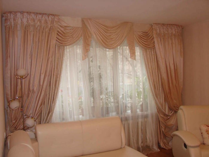 персиковые шторы в гостиной модерн
