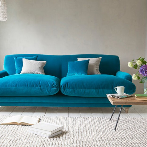бирюзовый диван в минималистичной гостиной