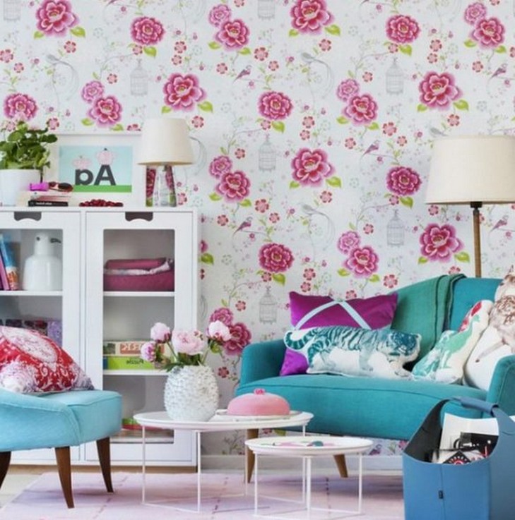 бирюзовый диван к розовым обоям